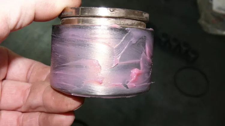 Что смазывать при замене тормозных колодок