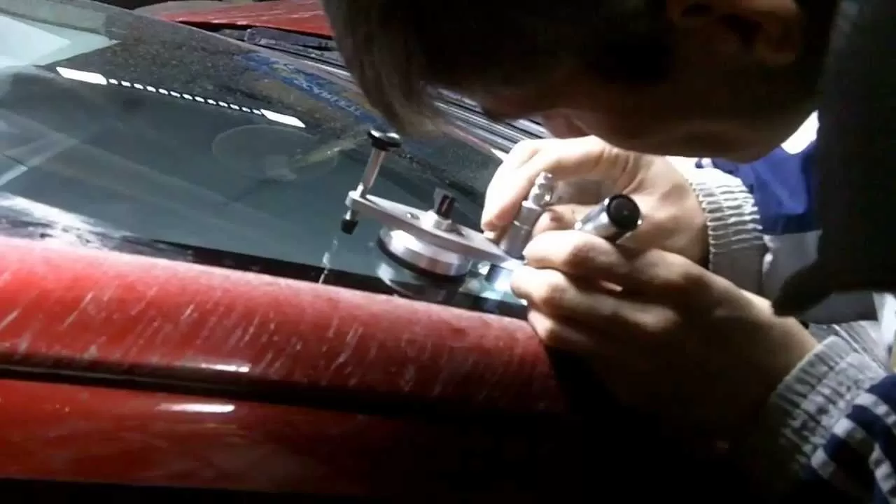 Ремонтируем трещины и сколы на лобовом стекле