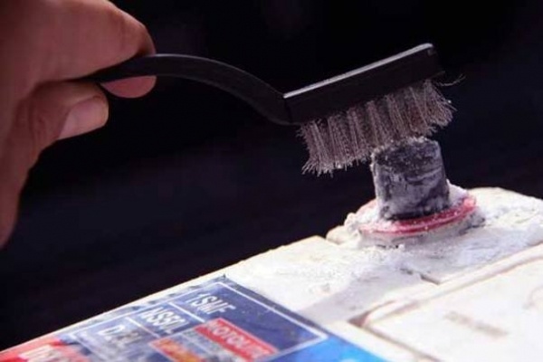 Чем смазать клеммы аккумулятора, чтобы они не окислялись Чем смазать клеммы аккумулятора, чтобы они не окислялись