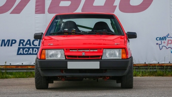 Есть в ней что-то от Ferrari: тюнинг 450-сильного ВАЗ-2108