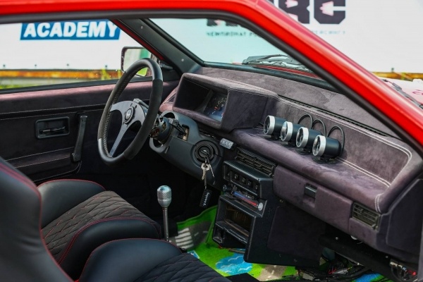 Есть в ней что-то от Ferrari: тюнинг 450-сильного ВАЗ-2108