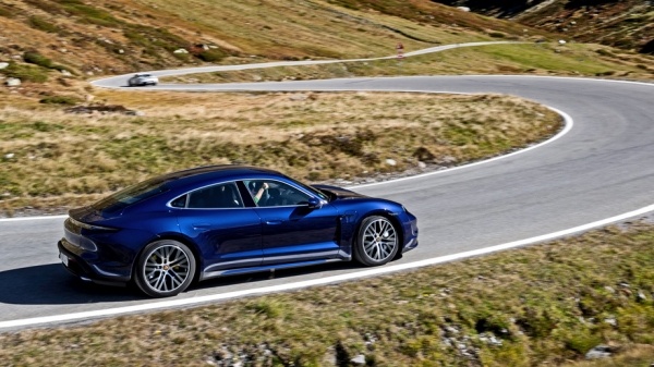 Разряжаем 800-вольтовые седаны Porsche Taycan