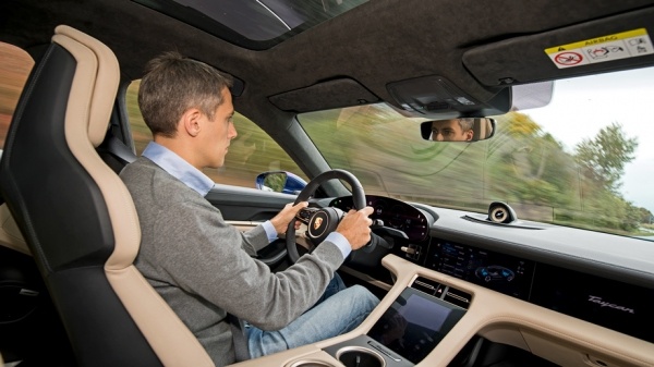 Разряжаем 800-вольтовые седаны Porsche Taycan