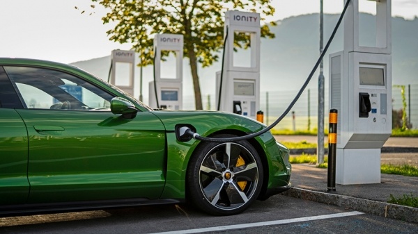 Разряжаем 800-вольтовые седаны Porsche Taycan