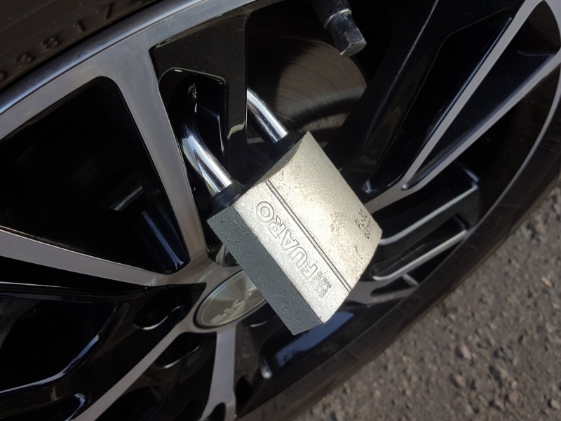 Безопасно снимаем замок с колеса: как бороться с популярным разводом Безопасно снимаем замок с колеса: как бороться с популярным разводом