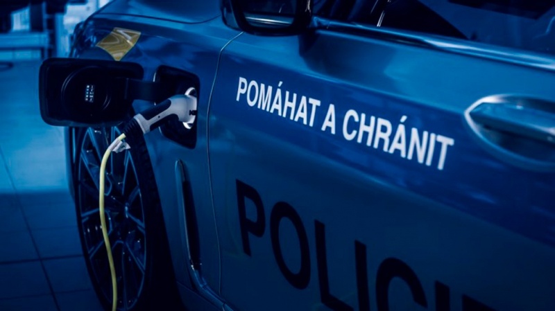 Компания BMW показала полицейские модели 745Le xDrive Компания BMW показала полицейские модели 745Le xDrive