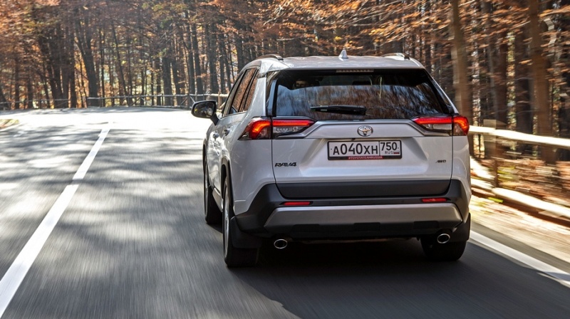 Находим заносчивым кроссовер Toyota RAV4 пятого поколения Находим заносчивым кроссовер Toyota RAV4 пятого поколения