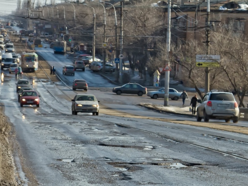 Попали в яму и повредили машину. Как отсудить деньги у дорожной службы?