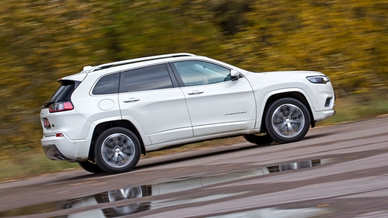 Прикрываем Jeep Compass обновлённым Cherokee Прикрываем Jeep Compass обновлённым Cherokee